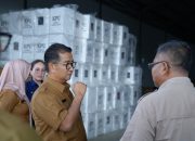 PASTIKAN KESIAPAN PEMILU 2024, PJ GUBERNUR TINJAU GUDANG KPU BALIKPAPAN