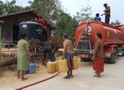Pendistribusian air bersih di Desa Karang Jinawi.