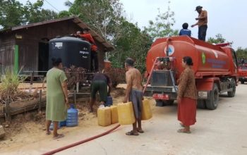 Pendistribusian air bersih di Desa Karang Jinawi.