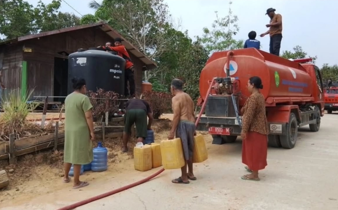Pendistribusian air bersih di Desa Karang Jinawi.