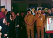 Bupati PPU Mudyat Noor bertakziah dan mengantar jenazah mantan Wabup PPU Mustaqim MZ ke pemakaman sebagai bentuk penghormatan atas pengabdiannya.
