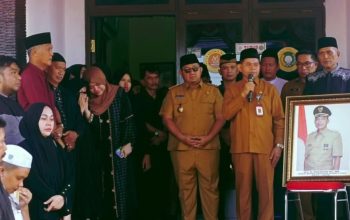 Bupati PPU Mudyat Noor bertakziah dan mengantar jenazah mantan Wabup PPU Mustaqim MZ ke pemakaman sebagai bentuk penghormatan atas pengabdiannya.