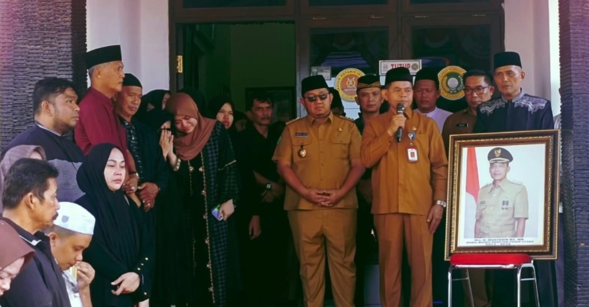 Bupati PPU Mudyat Noor bertakziah dan mengantar jenazah mantan Wabup PPU Mustaqim MZ ke pemakaman sebagai bentuk penghormatan atas pengabdiannya.