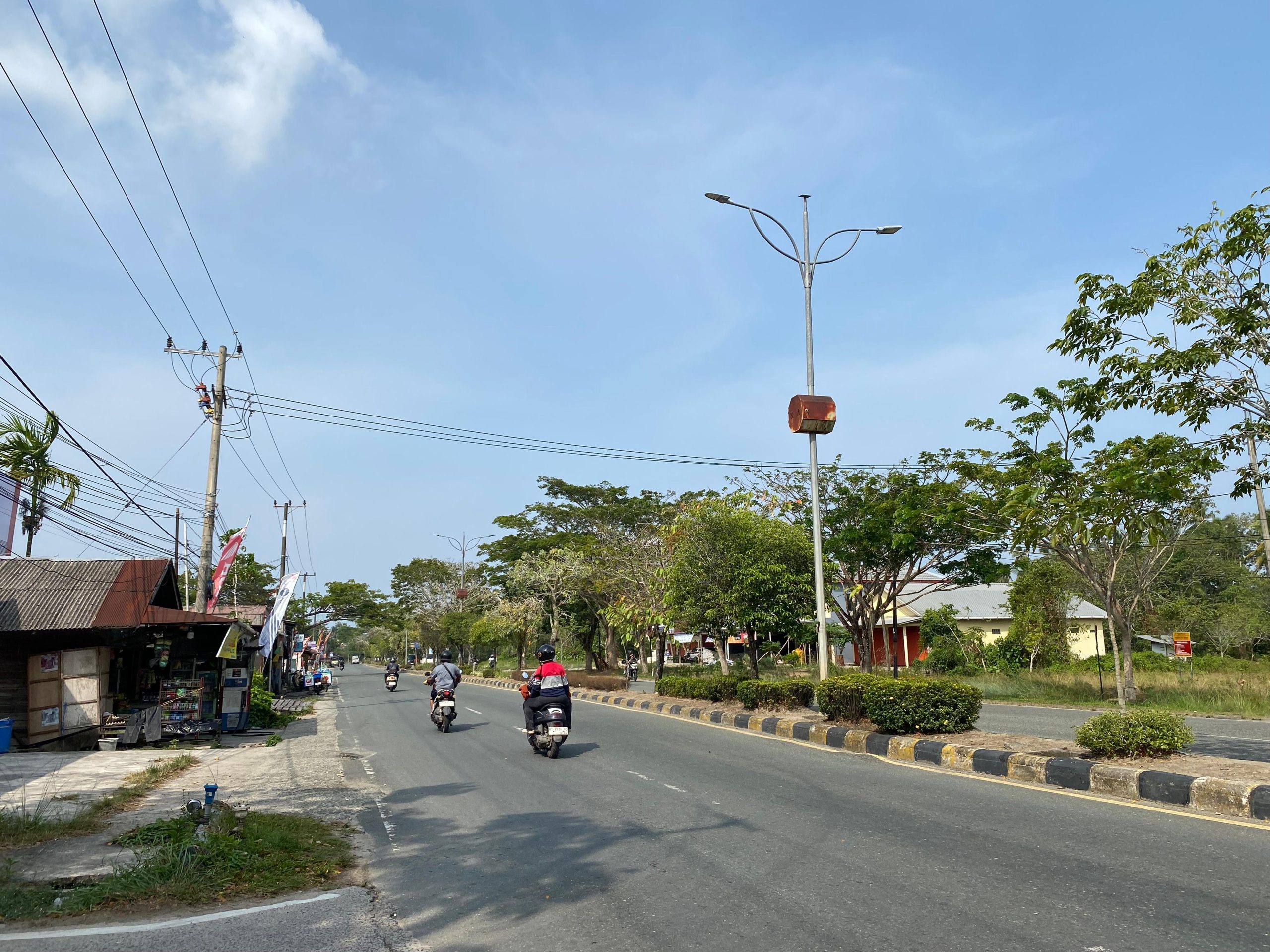 Kebutuhan infrastruktur dasar berupa PJU di kawasan perdesaan dan wilayah pelosok Kabupaten PPU masih menjadi perhatian serius bagi pemerintah daerah